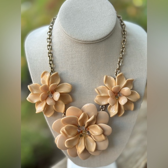🌸 Talbots Oversized Floral Statey Necklace – NWT - Picture 1 of 5